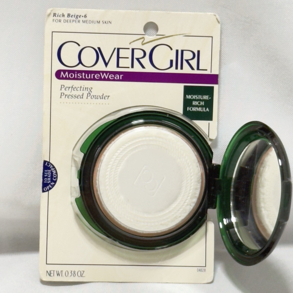 Vintage Cover Girl MoistureWear Pressed Powder‎ Rich Beige 6